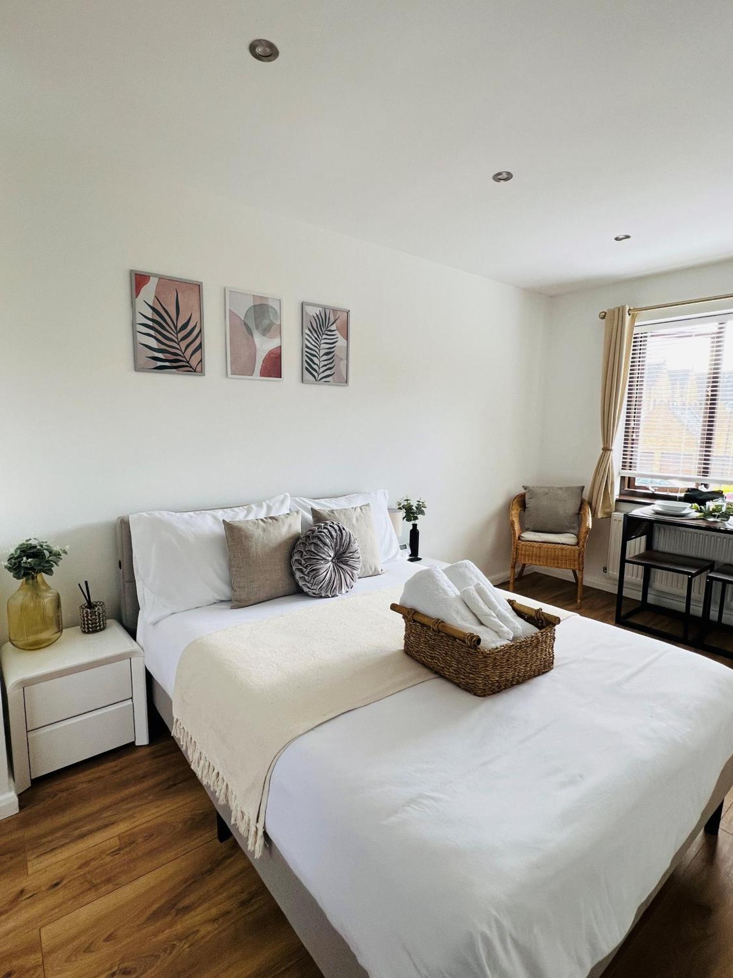 Studio Apartment Londra Esterno foto